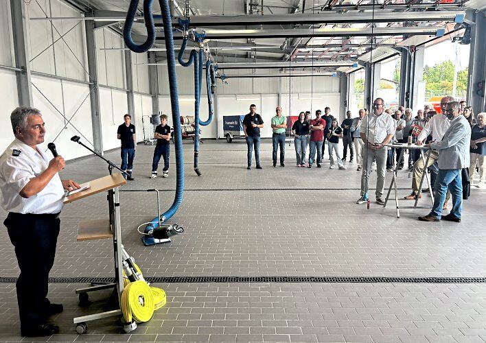 Wehrführer Hilmar von Schenck (links) begrüßt zur Einweihung nicht nur viele Ehrengäste. Auch Mitglieder von befreundeten Feuerwehren und Gäste des Haus- und Huppfestes können die neue Halle bewundern. Foto: Klaus-Dieter Häring