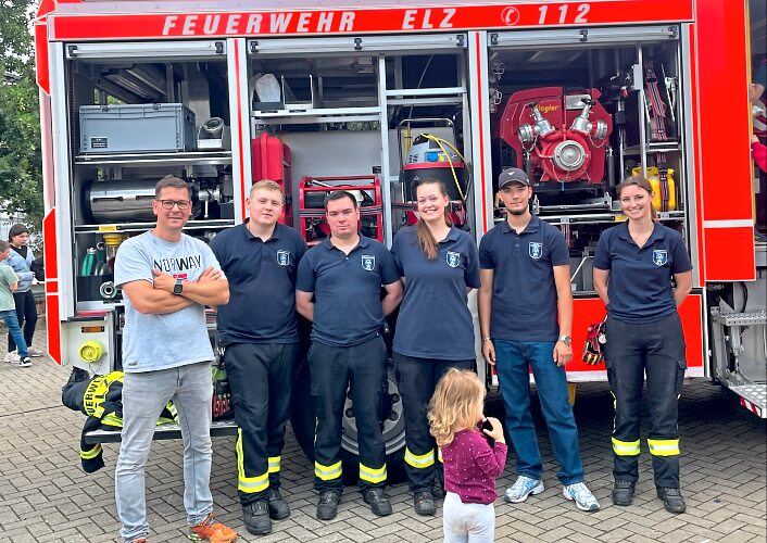 Einblicke in Ausrüstung, Einsatzabläufe und Sicherheitsregeln werden den Schülern vermittelt. Foto: Erlenbachschule