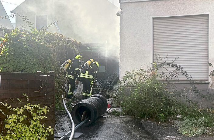 Nur unter Atemschutz kann die Feuerwehr an dieser Stelle arbeiten. Fotos: Klaus-Dieter Häring