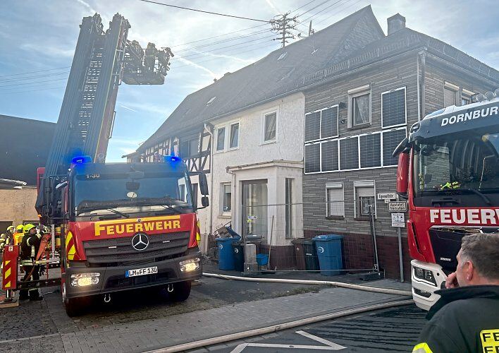 Erst ohne den Bauzaun kann die Hadamarer Drehleiter genutzt werden. Fotos: Klaus-Dieter Häring