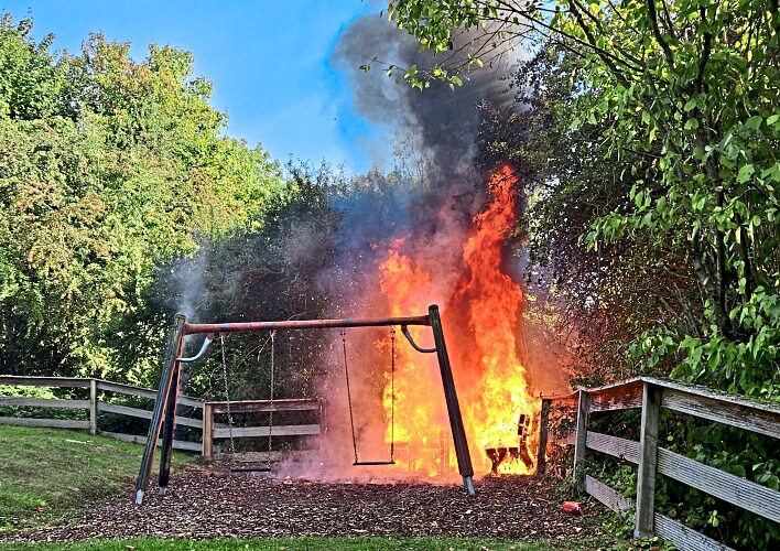 Lichterloh brennen die Mülltonne zwei Sitzbänke, der Holzzaun sowie benachbarte Hecken, als die Einsatzkräfte der Elzer Feuerwehr eintreffen. Foto: Klaus-Dieter Häring