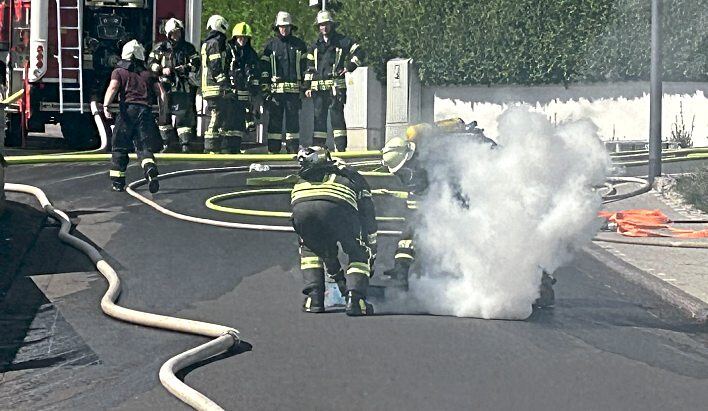 Ein qualmender Akku sorgte für einen Spezialeinsatz, zu dem die Limburger Feuerwehr herangezogen wurde. Foto: Klaus-Dieter Häring