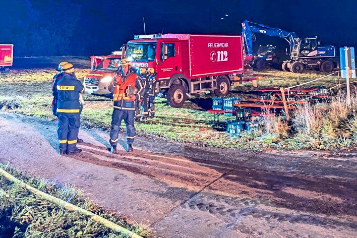 Zahlreiche Kräfte sind im Einsatz. Bernd und Bastian lmmel lotsen sie an den Einsatzort. Fotos: Jörg Fritsch