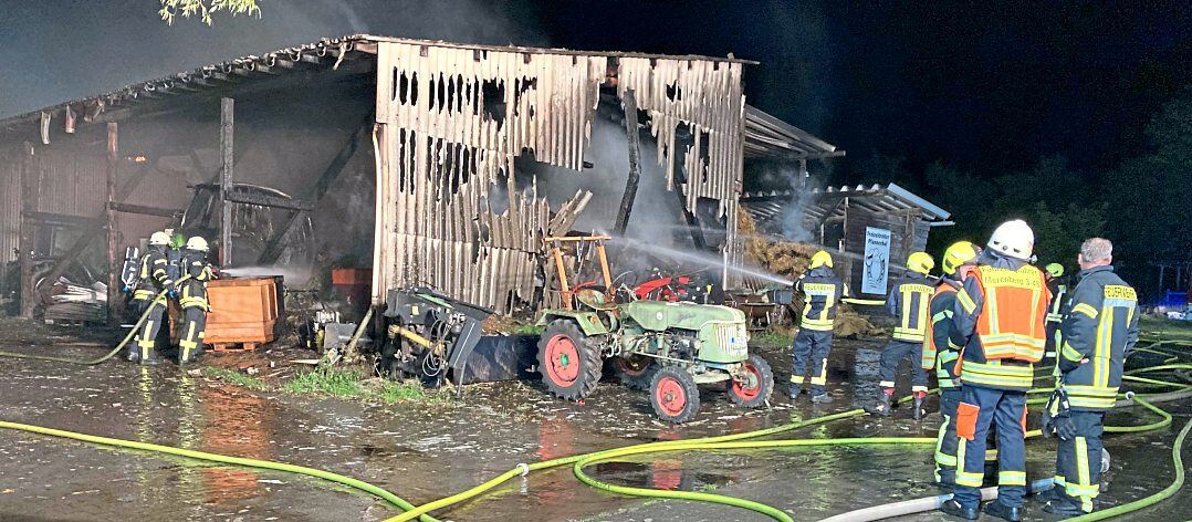 Die Scheune auf dem Pfannerhof, in der neben Futter für die Pferde auch Maschinen untergebracht sind, wird ein Opfer der Flammen. 