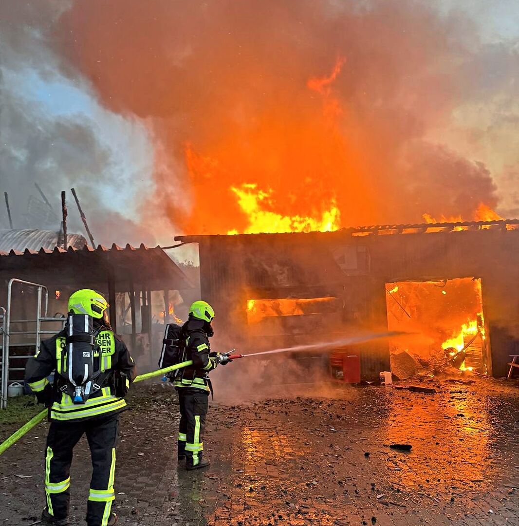 Beim Brand auf dem Reiterhofin Löhnberg werden zwei Gebäude vernichtet, die Feuerwehr kann aber ein Übergreifen auf das Wohnhaus verhindern. Foto: Feuerwehr