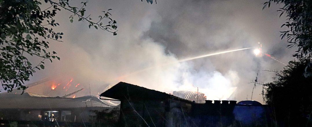 Im Laufe der Löscharbeiten kommen drei Drehleitem der Feuerwehren aus Weilburg, Limburg und Braunfels zum Einsatz. Fotos: Dorothee Henche