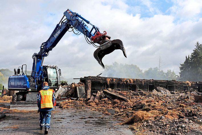 Am Tag nach dem Brand laufen die Abrissarbeiten. Das Technische Hilfswerk ist mit schwerem Gerät vor Ort. Fotos: Dorothee Henche