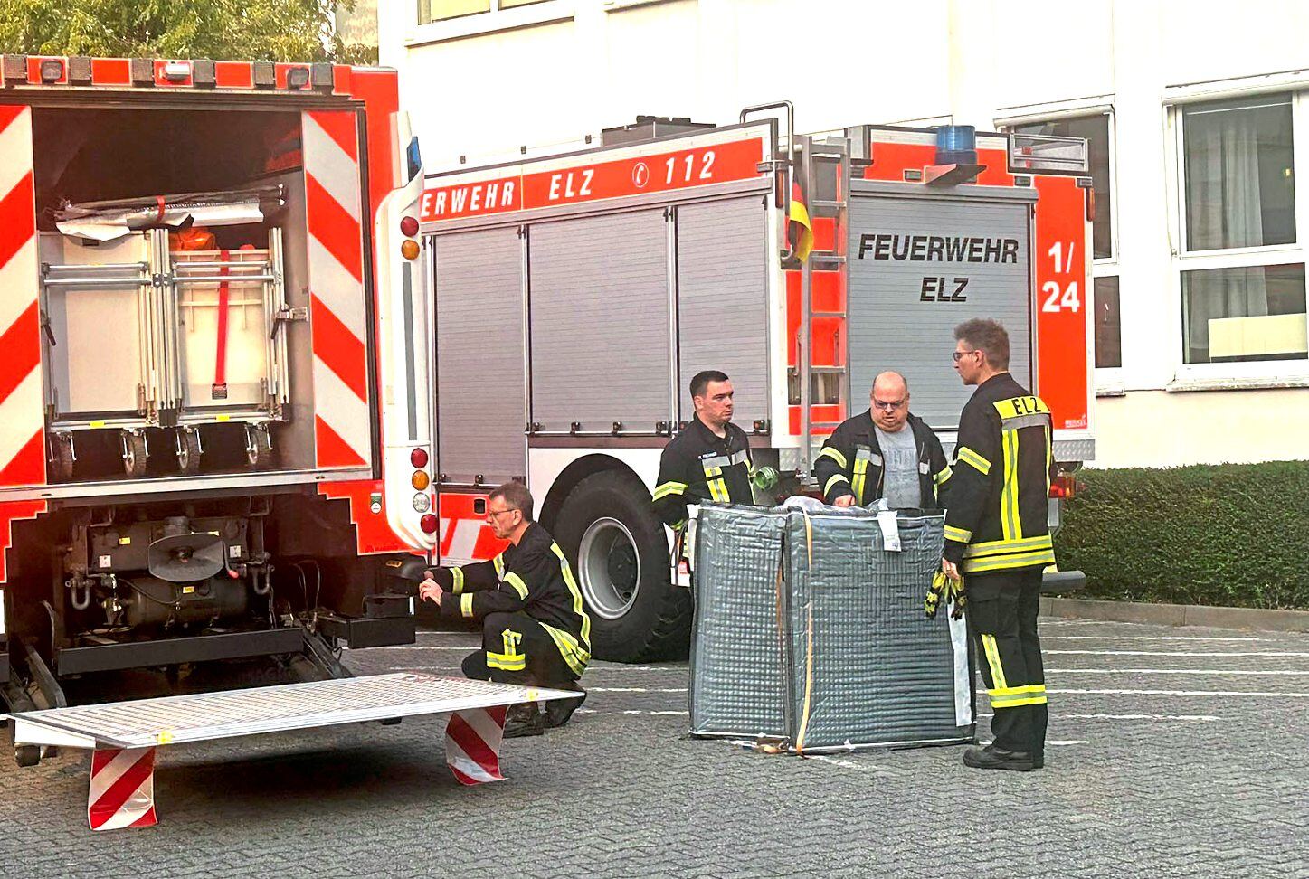 Mit diesen 1000-Liter-Wassertanks werden die Seniorenheime mit Frischwasser durch die Feuerwehr versorgt. Fotos: Klaus-Dieter Häring