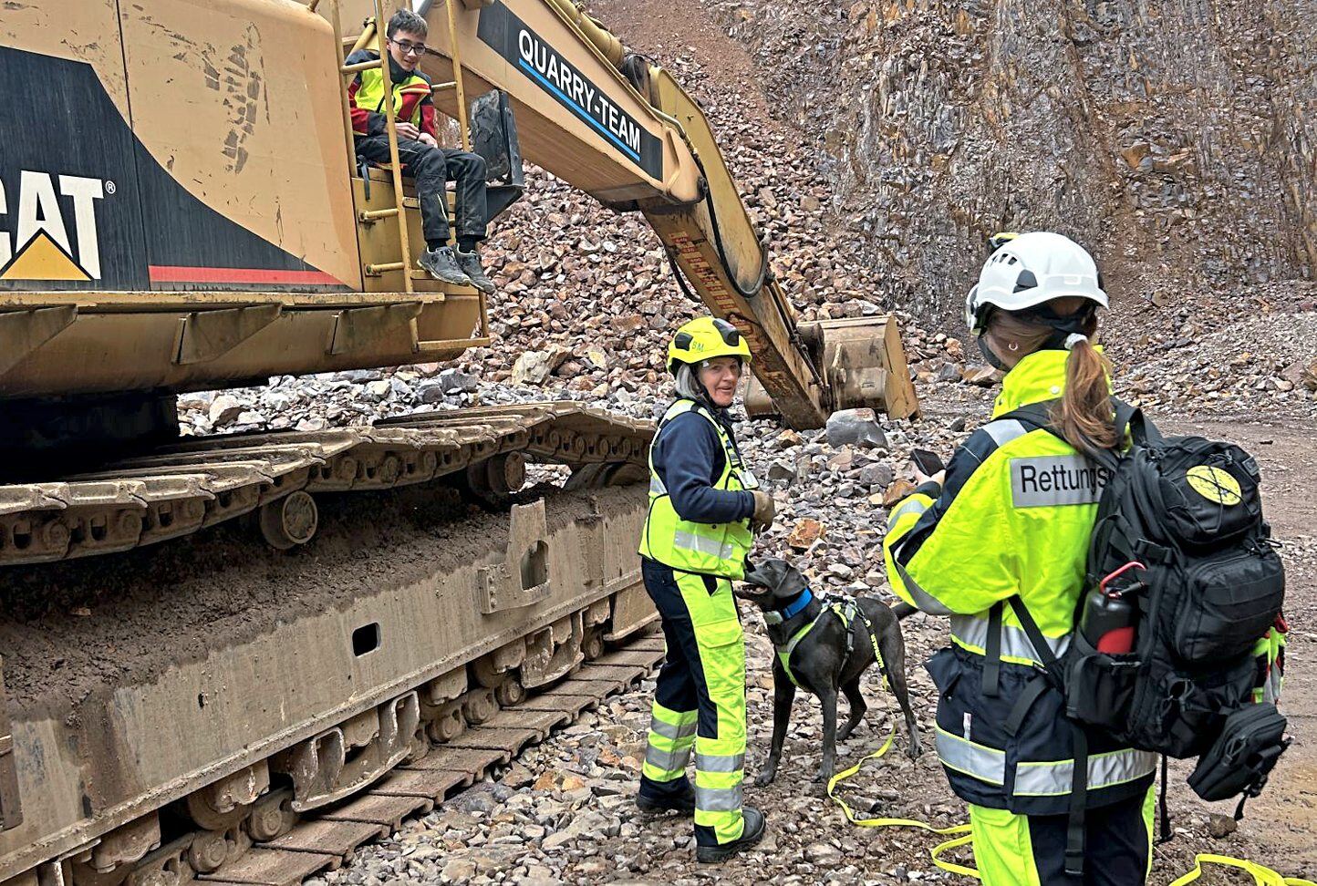 Auch die Rettungshundestaffel Goldener Grund ist bei der Katastrophenschutz- Übung im Steinbruch Mensfelden eingebunden und sucht nach dem angenommenen Erdbeben nach Vermissten.  Fotos: Rainer Brestel/Christoph Spang/Maike Buchmann