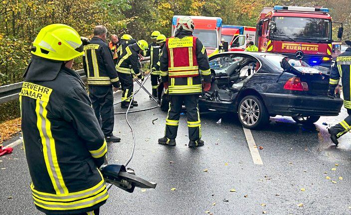 Aus diesem Fahrzeug wurde der Fahrer mit der Rettungsschere befreit und anschließend mit dem Rettungshubschrauber in eine Klinik geflogen. Foto: Klaus-Dieter Häring
