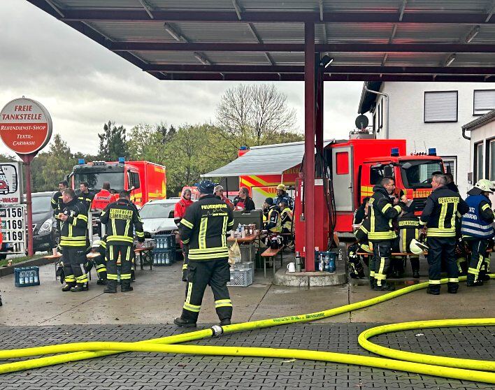 Ein Übergreifen der Flammen auf die Tankstelle konnte verhindert werden. Anschließend werden dort die Einsatzkräfte versorgt. Fotos: Klaus-Dieter Häring