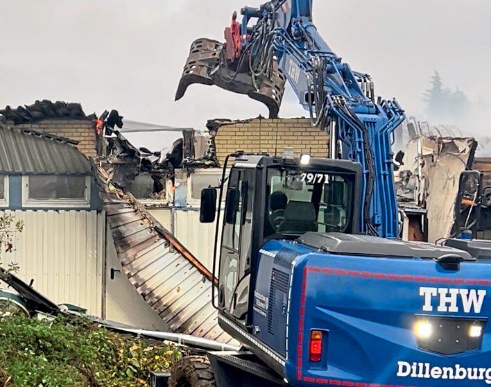Das Technische Hilfswerk macht den Feuerwehrleuten den Weg frei, damit sie eventuelle Glutnester aufspüren und löschen können. Fotos: Klaus-Dieter Häring
