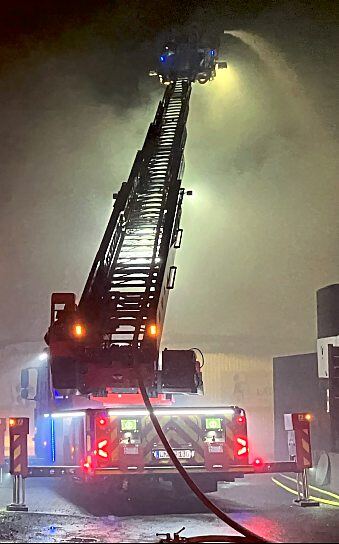 Von allen Seiten wird das Feuer an der Lagerhalle bekämpft. Fotos: Klaus-Dieter Häring