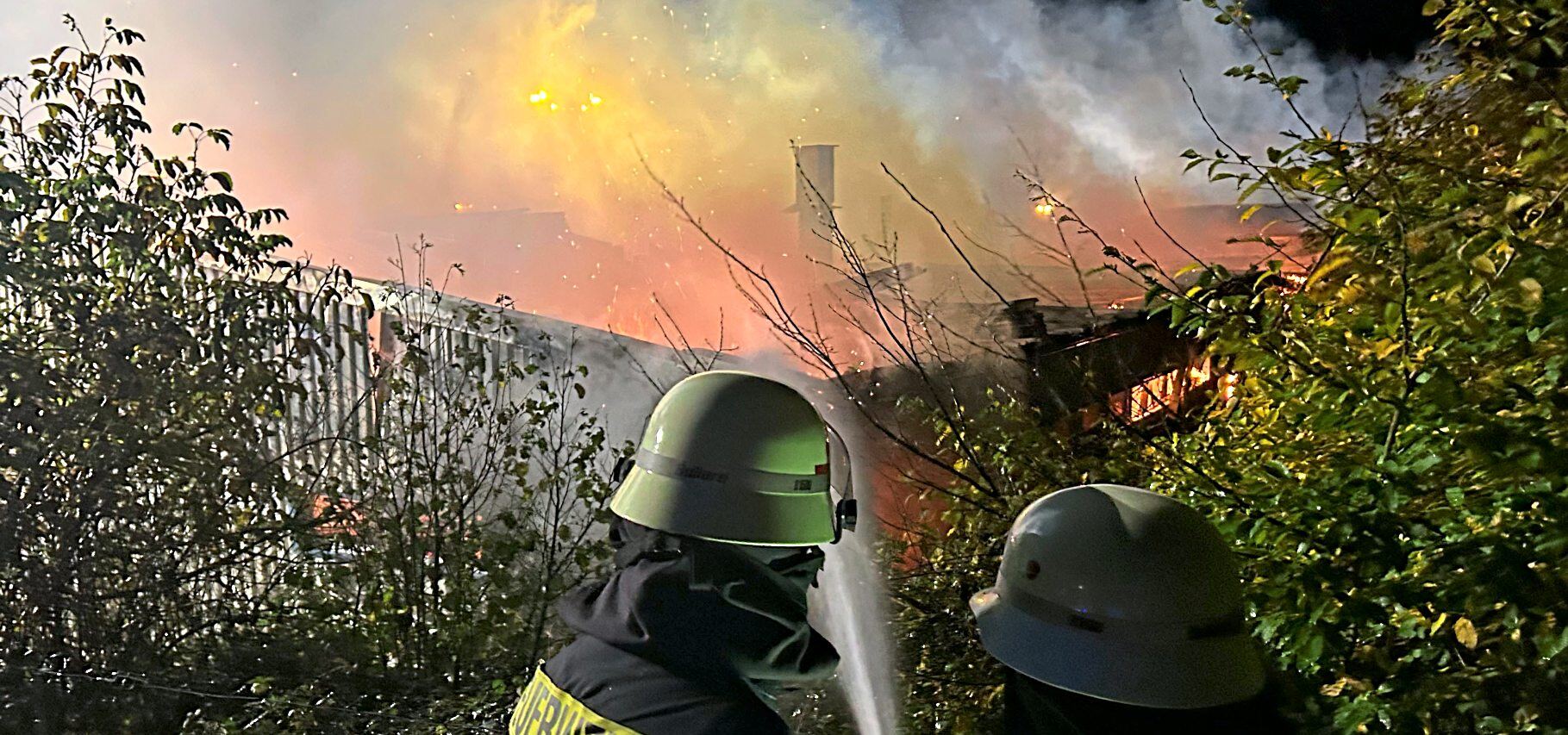 Viel zu tun haben die Einsatzkräfte der Feuerwehr bei dem Großbrand einer Lagerhalle in Hausen. Fotos: Klaus-Dieter Häring