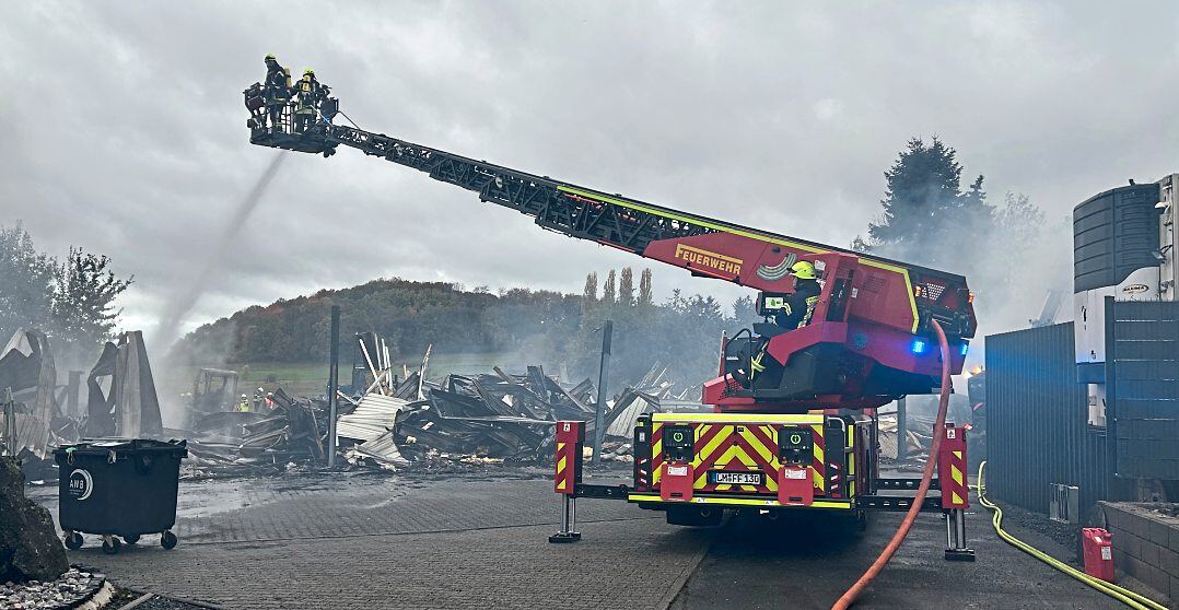 Auch im Hellen ist die Feuerwehr mit der Drehleiter noch mit den Löscharbeiten beschäftigt. Fotos: Klaus-Dieter Häring