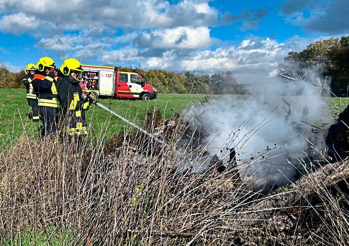 Bereits zum zweiten Mall innerhalb weniger Tage musste die Elbtaler Feuerwehr ein Nutzfeuer löschen. Foto: Klaus-Dieter Häring