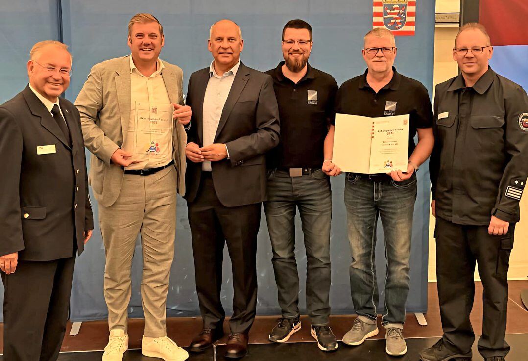 Zufriedene Gesichter (von links): LFV-Präsident Norbert Fischer, Bürgermeister Mario Koschel, Innenminister Roman Poseck, Lukas und Markus Balbach sowie Björn Ruck. Foto: Gemeinde Weilmünster