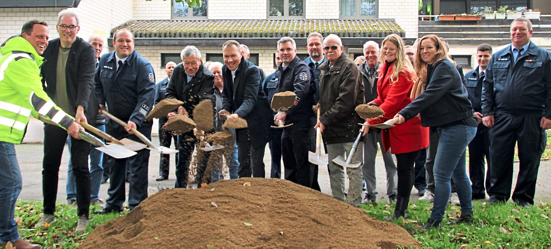 Spatenstich für die Erweiterung des Oberselterser Feuerwehrgerätehauses, von links: Bauleiter Jochen Rübenach, Architekt Marcellus Schönherr, Stadtbrandinspektor Rudolf Meuth, Erster Stadtrat Peter Bermbach, Bürgermeister Daniel Rühl (beide CDU), Wehrführer Constantin Stahl, Ortsvorsteher Ottmar Stahl (CDU), Ordnungsamtsleiterin Lea Zellmer und Bauamtsleiterin Agnieszka Lerke. Fotos: Petra Hackert '