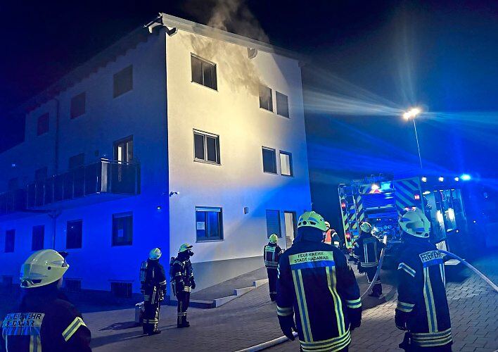 Im zweiten Stock dieses Hauses in der Faulbacher Straße qualmt es aus dem Schlafzimmer. Foto: Klaus-Dieter Häring