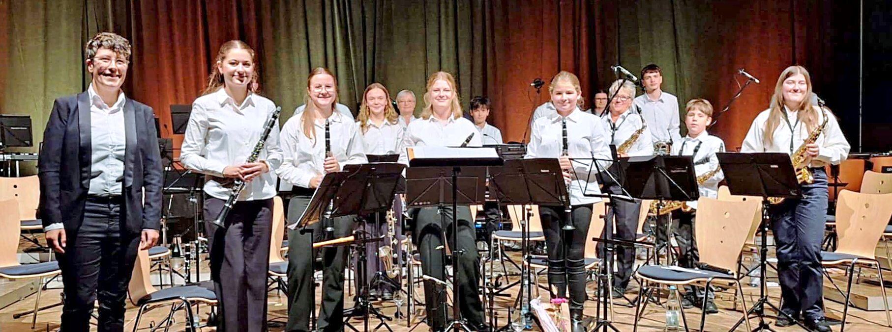 Das Jugendblasorchester der Feuerwehr Oberbrechen beim Herbstkonzert unter der Leitung von Laura Freimuth (links). Fotos: Dieter Bäbler
