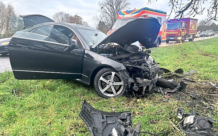 Mit schweren Verletzungen ist der Fahrer dieses Wagens ins Krankenhaus gebracht worden. Foto: Klaus-Dieter Häring