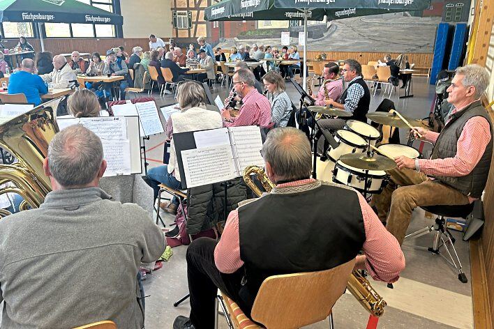 Das Blasorchester der Ellarer Feuerwehr trägt wieder zur Unterhaltung beim Schlachtfest bei. Foto: Klaus-Dieter Häring