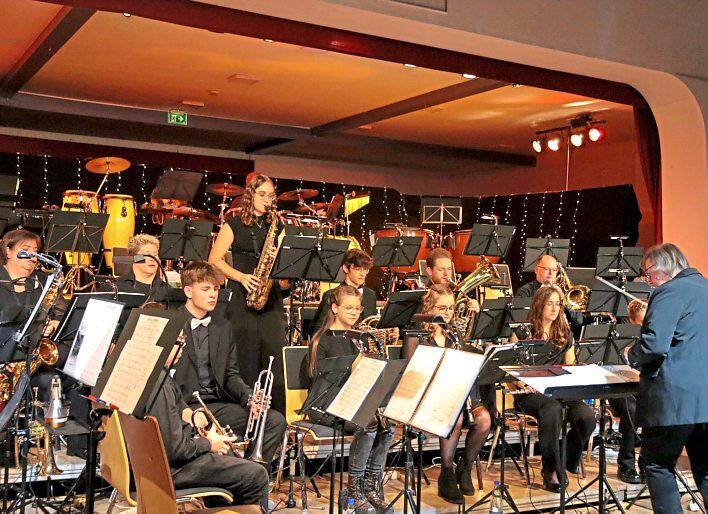 Im Jugendblasorchester unter der Leitung von Monika Schwarz (rechts) wirkt Franziska Seitz als Solistin. Fotos: Hannah Rösen