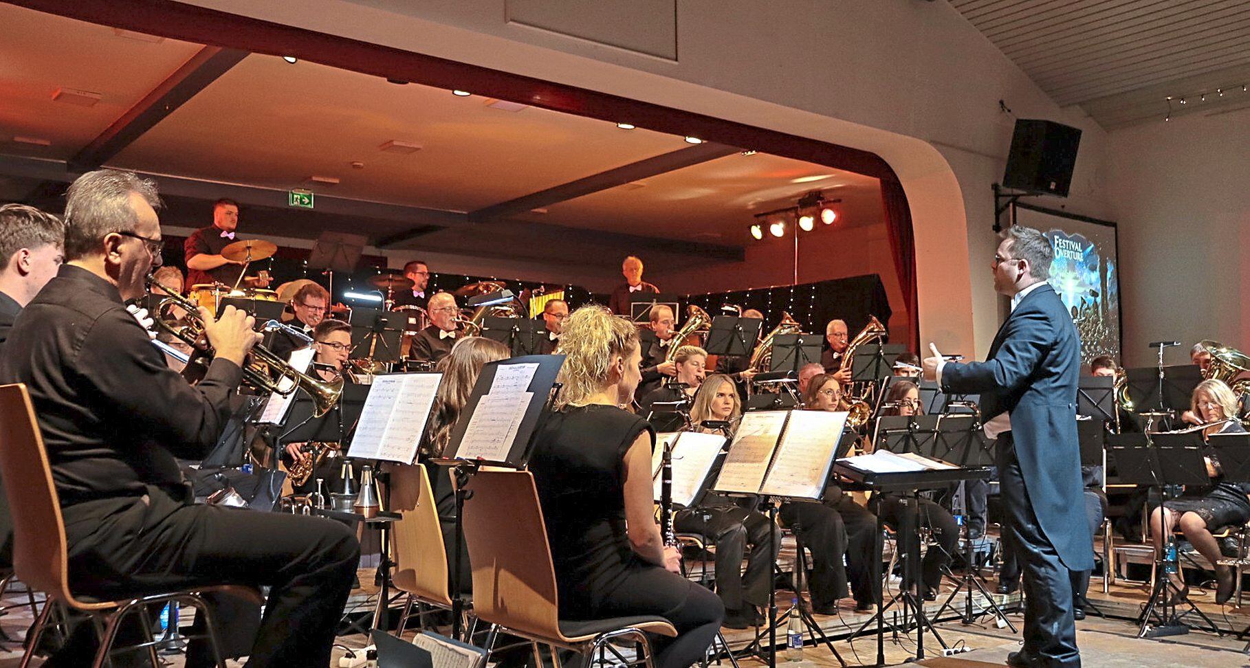 Lukas Oberbauer dirigiert das Blasorchester der Freiwilligen Feuerwehr Winkels, das bekannte Heimatklänge spielt. Fotos: Hannah Rösen