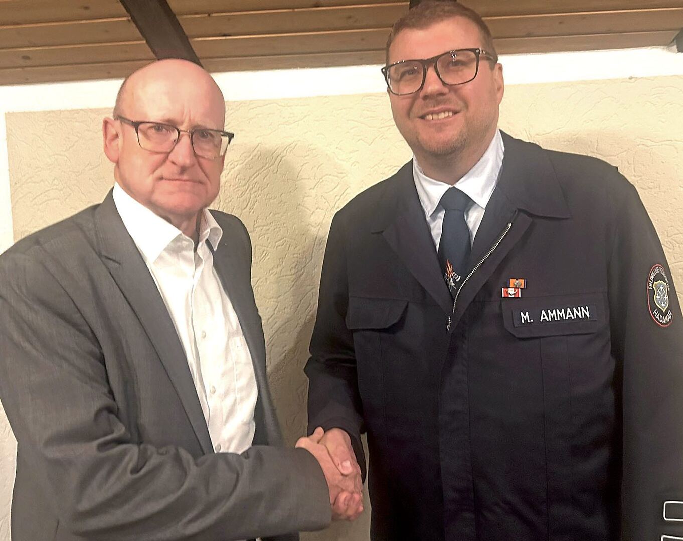 : __ Bürgermeister Michael Ruoff (links) gehört zu den Ersten, die dem neuen Stadtbrandinspektor der Stadt Hadamar Mathias Ammann gratulieren.  Fotos: Klaus-Dieter Häring