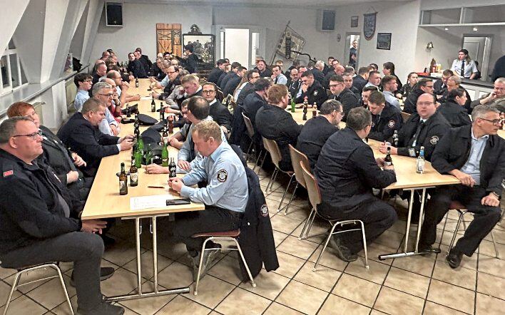 Zur außerordentlichen Mitgliederversammlung fanden sich 90 Aktive der Feuerwehren der Stadt Hadamar und seinen Ortsteilen im Schulungsraum der Hadamarer Feuerwehr ein.  Fotos: Klaus-Dieter Häring