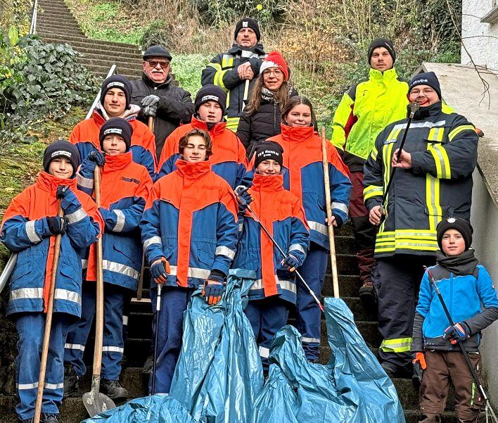 Der Heimatverein Schadeck und die Jugendfeuerwehr Runkel-Schadeck befreien die Schadecker Treppchen vom Müll und entfernen auch das Moos. Foto: Heimatverein Schadeck