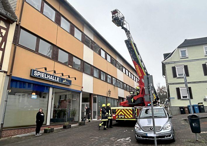 Da die Flure dieses Mehrfamilienhauses verqualmt sind, müssen zehn Personen mit der Drehleiter ins Freie gebracht werden. Foto: Klaus-Dieter Häring