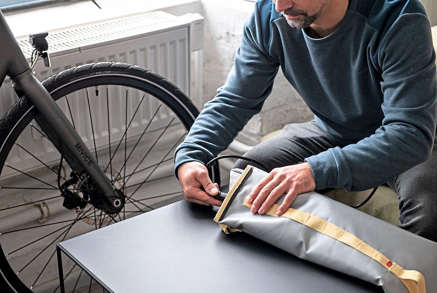 Den Akku für das E-Bike aufladen: Spezielle Taschen mit feuerfestem Garn sollen dafür sorgen, dass im Brandfall das Feuer keinen weiteren Schaden anrichtet. Foto: Zacharie Scheurer/dpa