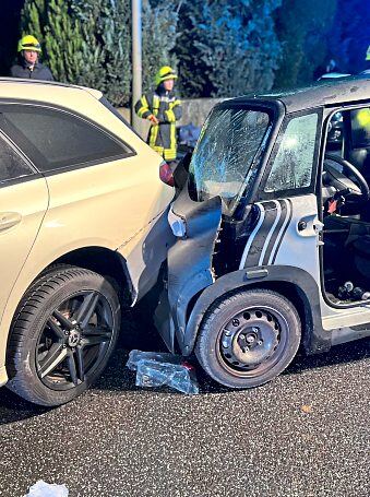 Ungebremst ist der Fahrer dieses Mini—Cars auf ein stehendes Fahrzeug aufgefahren. Fotos: Klaus-Dieter Häring