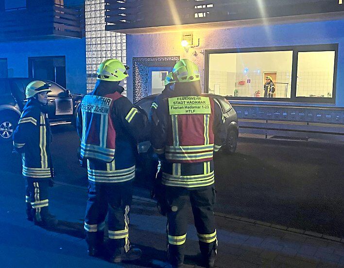 Alarm in der Gemeinschaftsunterkunft in Oberzeuzheim: Die Feuerwehren aus Oberzeuzheim und Hadamar sind schnell am Einsatzort, können dort aber nichts feststellen. Foto: Klaus-Dieter Häring