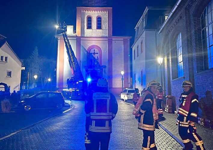 Mit der Drehleiter sind die Einsatzkräfte an den Schornstein der Stadtkirche gelangt. Foto: Klaus-Dieter Häring