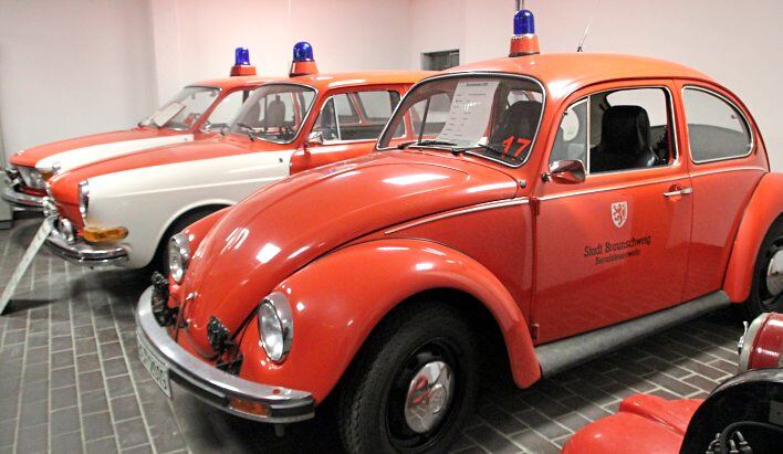 Zwei VW Variant und ein ritzeroter Käfer, alle drei mit Martinshorn. Es waren Einsatzfahrzeuge. Der Variant E, Baujahr 1972, tat von 1972 bis 1986 bei der Berufsfeuerwehr Hannover als Einsatzleitwagen seinen Dienst und ist eine Leihgabe des Deutschen Feuerwehrmuseums Fulda. DerVW Variant, Baujahr 1973, war bis 1996 Funkkommandowagen, der Käfer, Baujahr 1975, ein Brandmeister-Pkw. Fotos: Petra Hackert