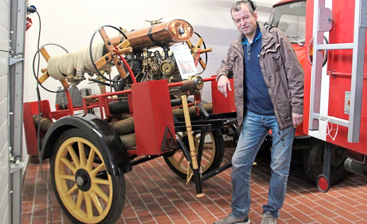 Georg Höhler zeigt einen Anhänger mit Robel Motorpumpe, Schläuchen und Armaturen, Baujahr 1935. Fotos: Petra Hackert