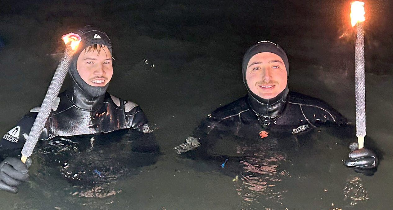 Maximilien Eschenweck und Jannis Otten (Bild links) sind erstmals beim Neujahrsschwimmen aktiv dabei, nachdem sie in den vergangenen Jahren immer Bratwurst verkauft hatten. Fotos: Klaus-Dieter Häring
