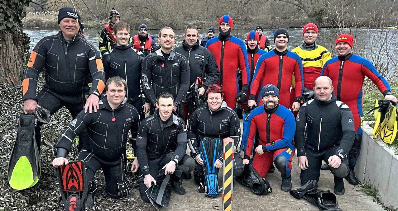 Der Spaß ist den Rettungsschwimmern und Tauchern der Freiwilligen Feuerwehr Limburg und der DLRG am Start in Eschhofen im Gesicht abzulesen. Fotos: Klaus-Dieter Häring
