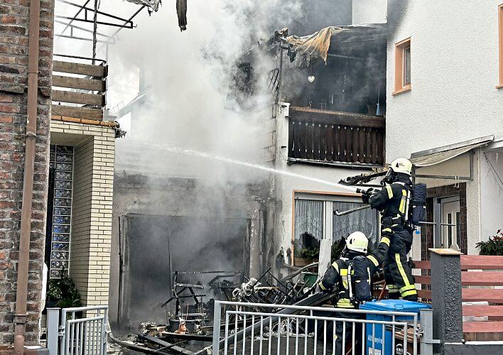 In dieser Garage soll das Feuer durch eine Gasflasche entstanden sein. Fotos: Klaus-Dieter Häring