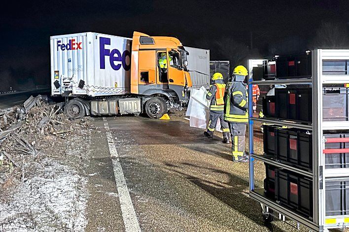 Der Sattelzug ist in die Mittelleitplanke der A3 zwischen den Anschlussstellen Bad Camberg und Limburg Süd geprallt. Die Freiwillige Feuerwehr Bad Camberg beseitigt Schadstoffe und birgt rund 750 Liter Kraftstoff. Foto: Feuerwehr Bad Camberg