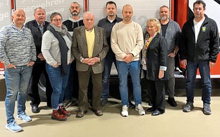 Ehrungen bei der Feuerwehr: Marcel Nonnweiler (2. Vorsitzender), Klaus Ludwig (Kassierer), Nadine Lefévre (Schriftführerin), Michael Späth (40 Jahre), Manfred Rau (60 Jahre), Jochen Weber (40 Jahre), André Dienst (25 Jahre), Kornelia Beck (1. Vorsitzender), Michael Stoll (40 Jahre) und Mario Leuninger (Wehrführer). Foto: Feuerwehr Merenberg