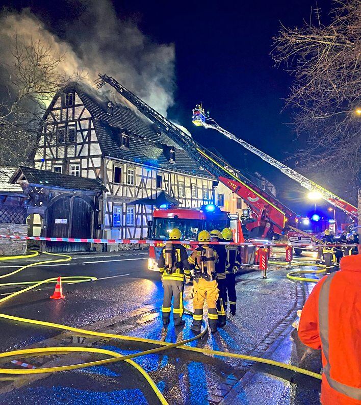 Zahlreiche Einsatzkräfte löschen den Brand in Villmar-Weyer. Foto: Feuerwehr Villmar