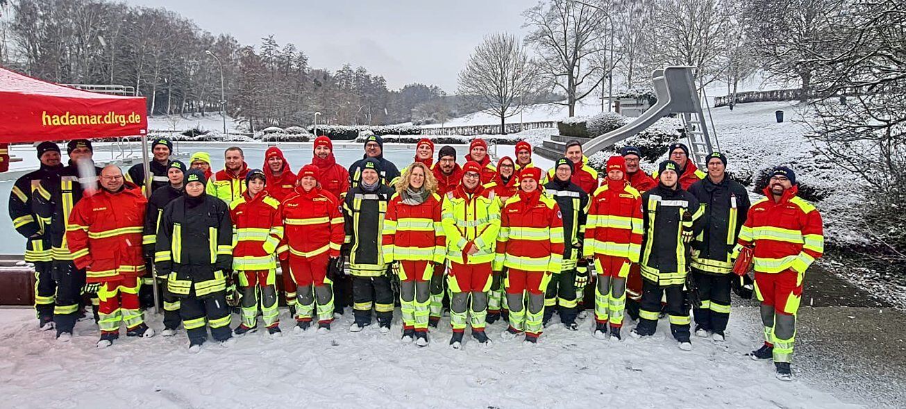 Feuerwehr und DLRG üben im Hadamarer Freibad gemeinsam das Retten auf dem Eis - Fotos: Matthias Ammann