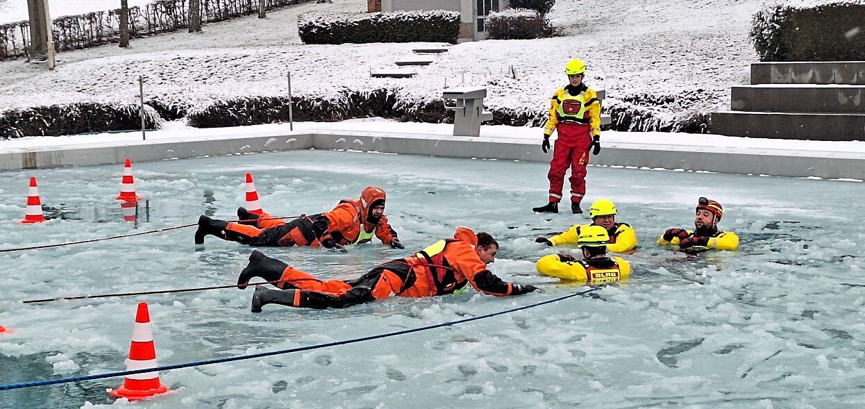 Feuerwehr und DLRG üben im Hadamarer Freibad gemeinsam das Retten auf dem Eis - Fotos: Matthias Ammann
