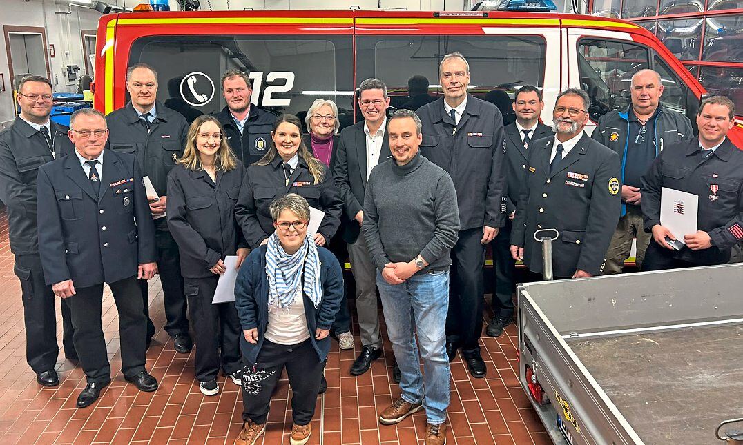 Gemeindebrandinspektor Jürgen Rörig (Fünfter von rechts) im Kreis der Ehrengäste und Mitglieder der Feuerwehr, die geehrt wurden. Foto: Klaus-Dieter Häring