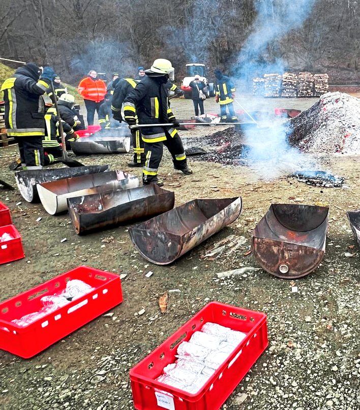 Das Bäuchlingsessen am vergangenen Sonntag war wieder ein Erfolg. 670 verkaufte Essensportionen bedeuteten einen neuen Rekord. Hier sind einige Aktive der Feuerwehr zu sehen, die auf dem Festplatz das Fleisch eingelegt in Glut zum Verzehr im Dorfgemeinschaftshaus oder zu Hause herstellten. Foto: Feuerwehr Elkerhausen