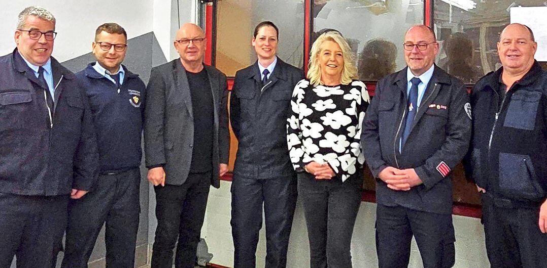 Der Vorstand der Freiwilligen Feuerwehr Niedershausen (von links): Bernd Schmidt (Zweiter Vorsitzender), Manuel Hardt (Kassierer), Bürgermeister Reiner Greve, Michelle Dick (Schriftführerin und Jugendwartin), Evelyn Zipp (stellvertretende Kassiererin), Steffen Erbe (Erster Vorsitzender) und Gemeindebrandinspektor Jürgen Schütz. Foto: Feuerwehr Niedershausen