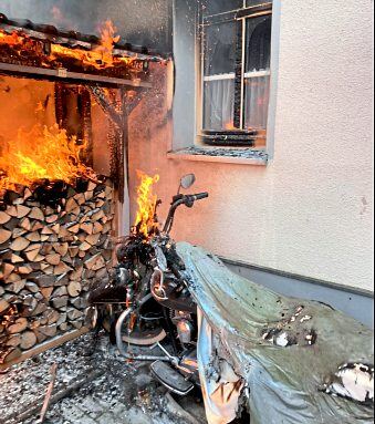 Der Schuppen war nicht zu retten, ein Übergreifen des Feuers auf das Wohnhaus in Würges konnte aber verhindert werden. Foto: Feuerwehr Bad Camberg